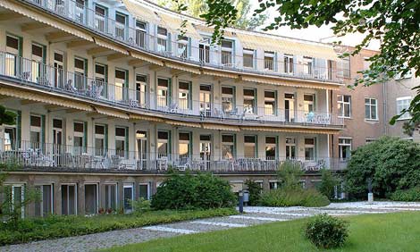 Ehemalige "Robert-Rössle-Klinik", die so genannte Geschwulstklinik