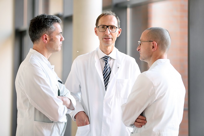Prof. Dr. med. Mark Schrader im Austausch mit Fachkollegen. (Fotocredit: Thomas Oberländer | Helios Kliniken)