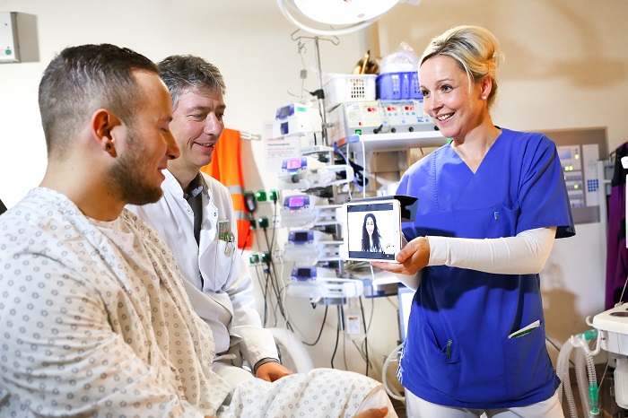 Die Videodolmetscher unterstützen Patienten, Ärzte und Pflegekräfte in mehr als 15 verschiedenen Sprachen und einer Vielzahl von besonderen Dialekten. (Foto: Thomas Oberländer/Helios Kliniken)