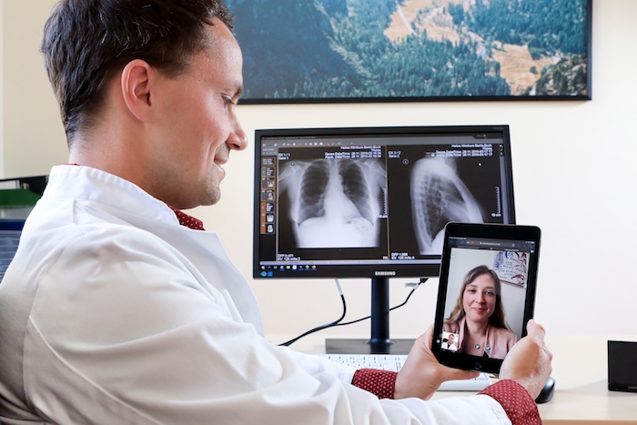 Arztbesuch mit Abstandhalten: Schnelle Auskunft zu Beschwerden per Videoanruf (Foto: Thomas Oberländer | Helios Kliniken)