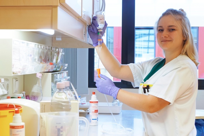 Die Auszubildende Anica teilt am 14.05. im Azubi Live-Chat ihre Ausbildungserfahrungen. (Foto: Helios Klinikum Berlin-Buch)