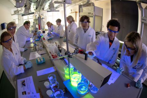 So schön bunt war die Lange Nacht der Wissenschaften 2018 im Chemielabor des Gläsernen Labors (Foto: Peter Himsel)