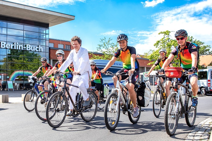 Priv.-Doz. Dr. med. Patrick Hundsdörfer ließ sich nicht nehmen, mit den Regenbogenfahrern ein paar Runden zu drehen. (Foto: Thomas Oberländer/Helios Kliniken)