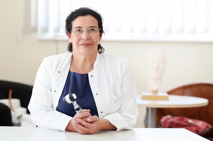 Dr. med. Kerstin Lommel, Chefärztin der Klinik für Dermatologie und Allergologie, Leiterin Hauttumorzentrum, rät zur regelmäßigen Selbstuntersuchung der Haut. (Foto: Thomas Oberländer/Helios Klinikum Berlin-Buch)