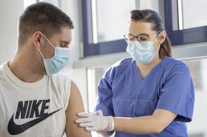 Im Rahmen der Kampagne #Für Dich! der Helios Kliniken Region Ost werden Mitarbeiter sowie die Bevölkerung dazu aufgerufen, sich gegen die saisonale Influenza impfen zu lassen. (Foto: Dorothee Sykora/Helios Kliniken)