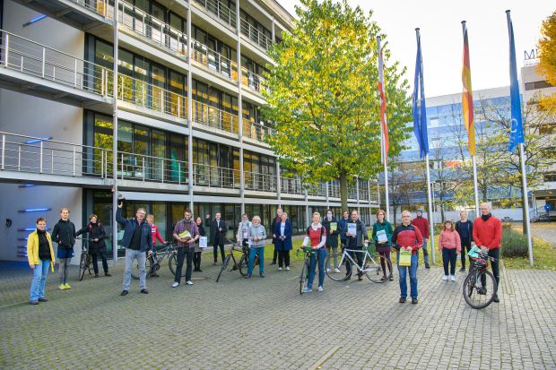 Die besten Teams und Einzelfahrinnen und Fahrer der Campuseinrichtungen bei der Pokalübergabe am 4. November (Foto: Peter Himsel/Campus Berlin-Buch)