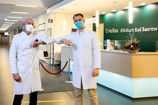 Dr. med. Jens Osel, Ärztlicher Direktor des Helios Klinikums Bad Saarow begrüßt seinen Bucher Chefarztkollegen Prof. Dr. Daniel Kendoff (Foto: Thomas Oberländer, Helios Kliniken)