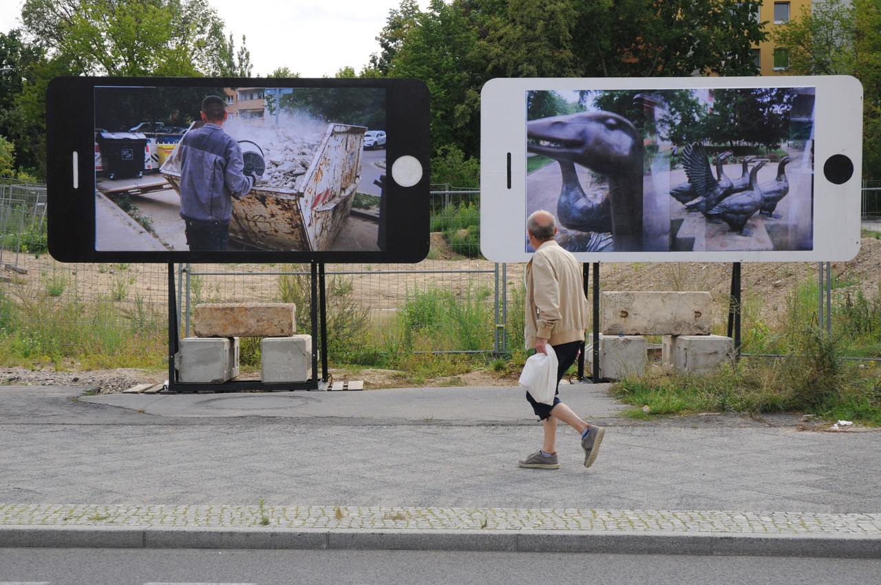 Plakatierung der besten Bilder auf zwei Riesen-"Smartphones" im Stadtraum 2019 (Foto: meinmeinkiez)