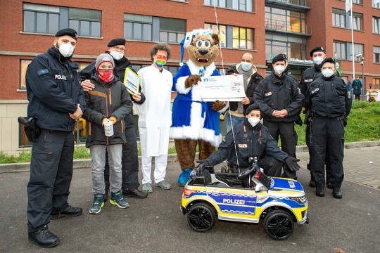Hertha BSC und die Berliner Polizei gemeinsam mit PD Dr. med. Patrick Hundsdörfer und Andreas Landgraf vom Kolibri Verein (Foto: Thomas Oberländer/Helios Kliniken)