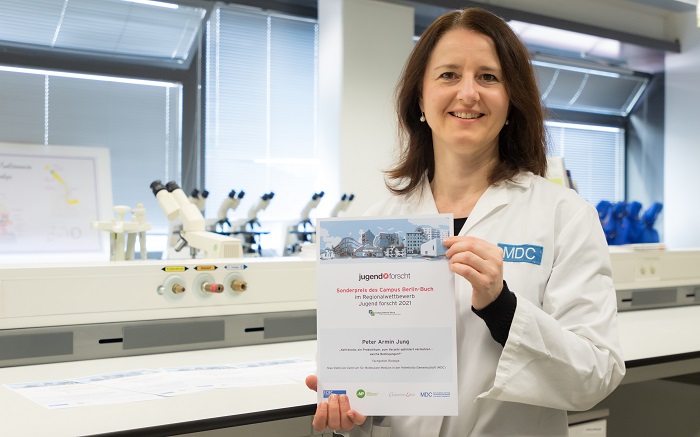 Professorin Heike Graßmann, Administrative Vorständin des Max-Delbrück-Centrums, zeichnete Peter Armin Jung von der Katholischen Oberschule Salvator mit einem Campus-Sonderpreis aus. (Foto: Felix Petermann, MDC)