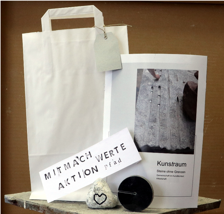 Die Kunsttaschen werden als „lebendige Box“ zum Mitmachen an verschiedene Orte und Institutionen, in Bibliotheken und Bürgertreffs verteilt.