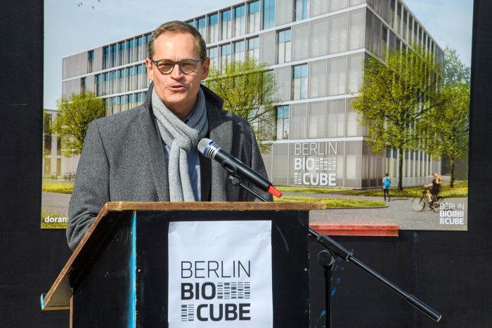 Der Regierende Bürgermeister Berlins und Senator für Wissenschaft und Forschung, Michael Müller, bei seiner Rede zur Grundsteinlegung für das neue Gründerzentrum BerlinBioCube (Foto: Peter Himsel / Campus Berlin-Buch GmbH)