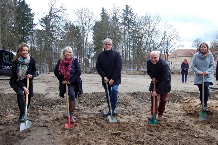 Erster Spatenstich mit (v.l.) Architektin Meike Herzberg, Simone Rönick, Leiterin des Zentrum für trauernde Kinder,  Situs-Projektentwickler Andreas Dahlke und  Vereinsvorstand Jürgen Herfert (Foto: Kristiane Spitz)