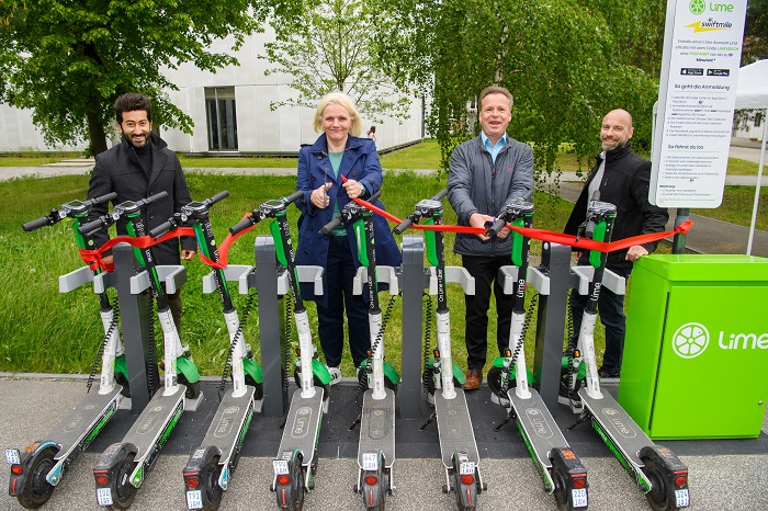 Von links: Jashar Seyfi, Lime-Deutschlandchef; Regine Günther, Senatorin für Umwelt, Verkehr und Klimaschutz; Dr. Ulrich Scheller, Campus Berlin-Buch GmbH; Magnus Johansson, Swiftmile EMEA Managing Director (Foto: Peter Himsel/Campus Berlin-Buch GmbH)