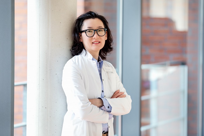 Chefärztin der Neurochirurgie im Helios Klinikum Berlin-Buch Prof. Dr. med. Yu-Mi Ryang informiert im Live-Chat rund um das Thema Tumor im Kopf. (Foto: Thomas Oberländer/Helios Kliniken)