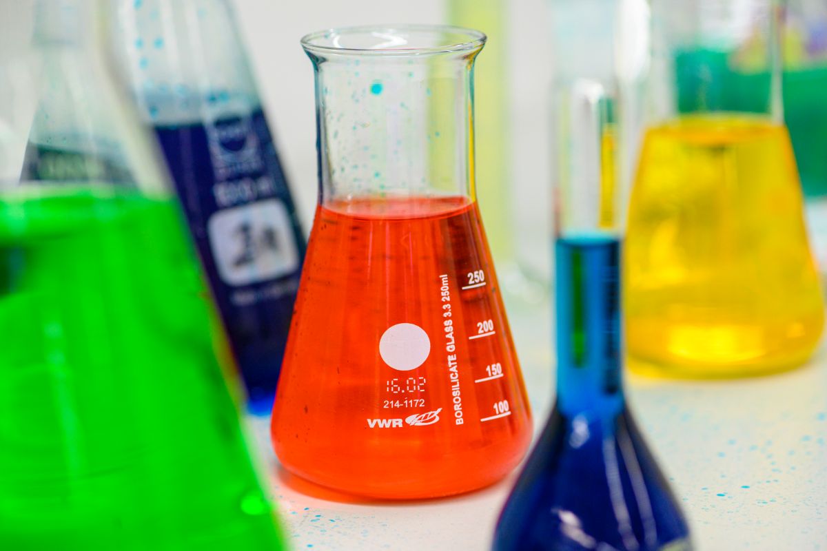 Farbstoffe im Labor (Foto: Peter Himsel)