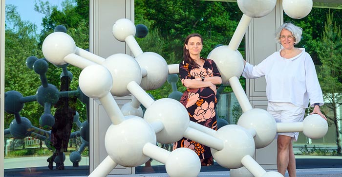 Dr. Elisa Kieback and Dr. Elisabeth von Weizsäcker drive "T-knife" forward