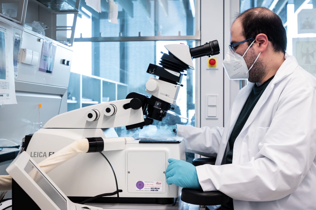 The ultracryomicrotome can produce about 200 nm thick slices of brain tissues (Foto: Felix Petermann/MDC)