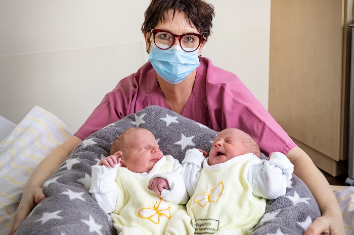 Die Zwillinge Lotta (re) und Jonah (li) sind die Neujahrsbabys im Helios Klinikum Berlin-Buch (Foto: Thomas Oberländer/Helios Kliniken)
