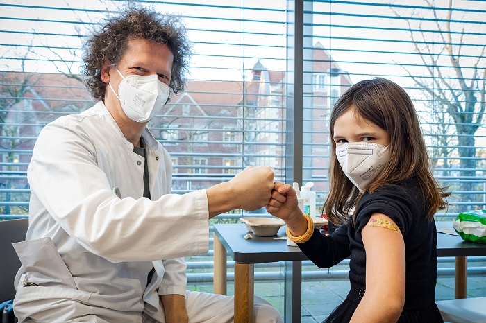 Johanna (9) war die erste beim Kinderimpfen: „Ich gehe so gerne zur Schule und möchte weiter mit meinen Freundinnen jeden Tag zusammen sein können.“ (Foto: Thomas Oberländer/Helios Kliniken)