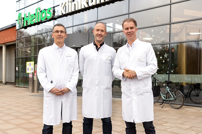 Prof. Dr. Georg Hagemann, Chefarzt der Neurologie (li), Prof. Dr. Marc Bloching, Chefarzt der Hals-Nasen-Ohrenheilkunde (Mitte) und Prof. Dr. Daniel Kendoff, Chefarzt der Orthopädie (Foto: Thomas Oberländer/Helios Kliniken