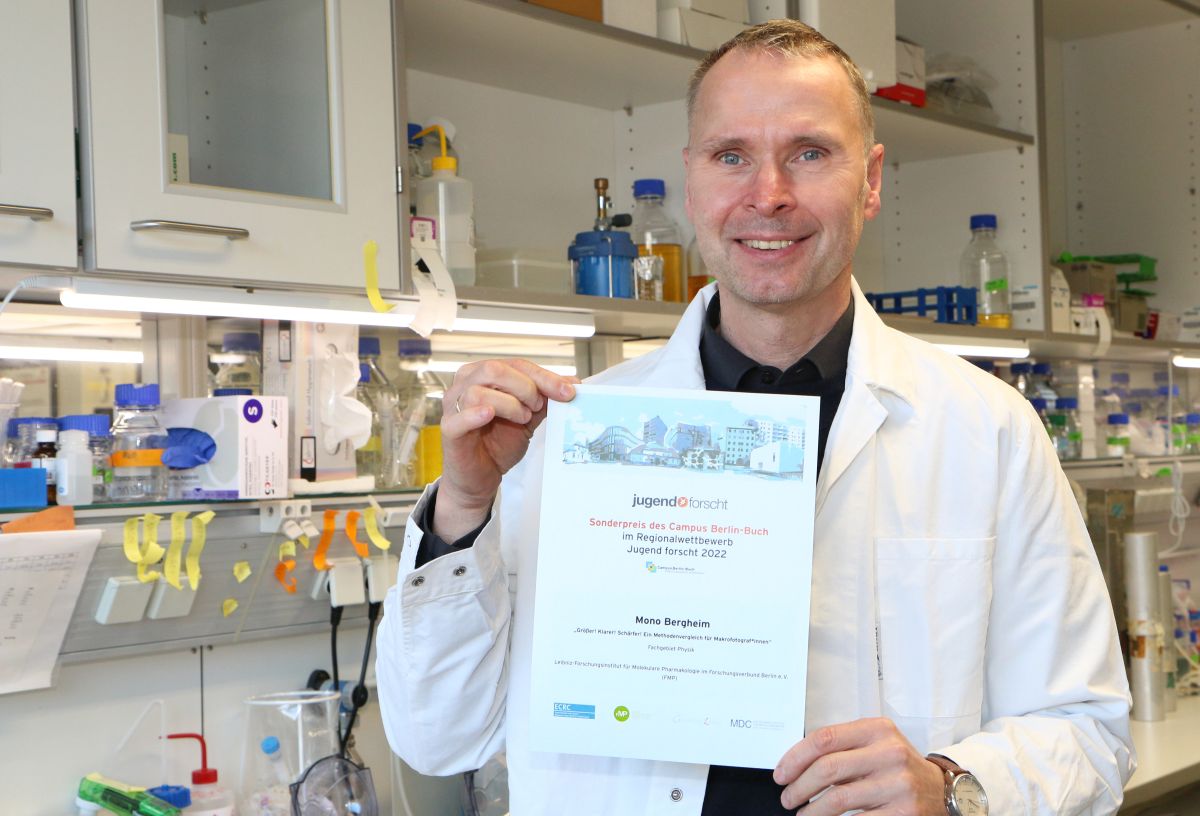 Prof. Volker Haucke, Direktor des Leibniz-Forschungsinstituts für Molekulare Pharmakologie (FMP), mit der Urkunde über den Campus-Sonderpreis für Mono Bergheim vom Primo-Levi-Gymnasium