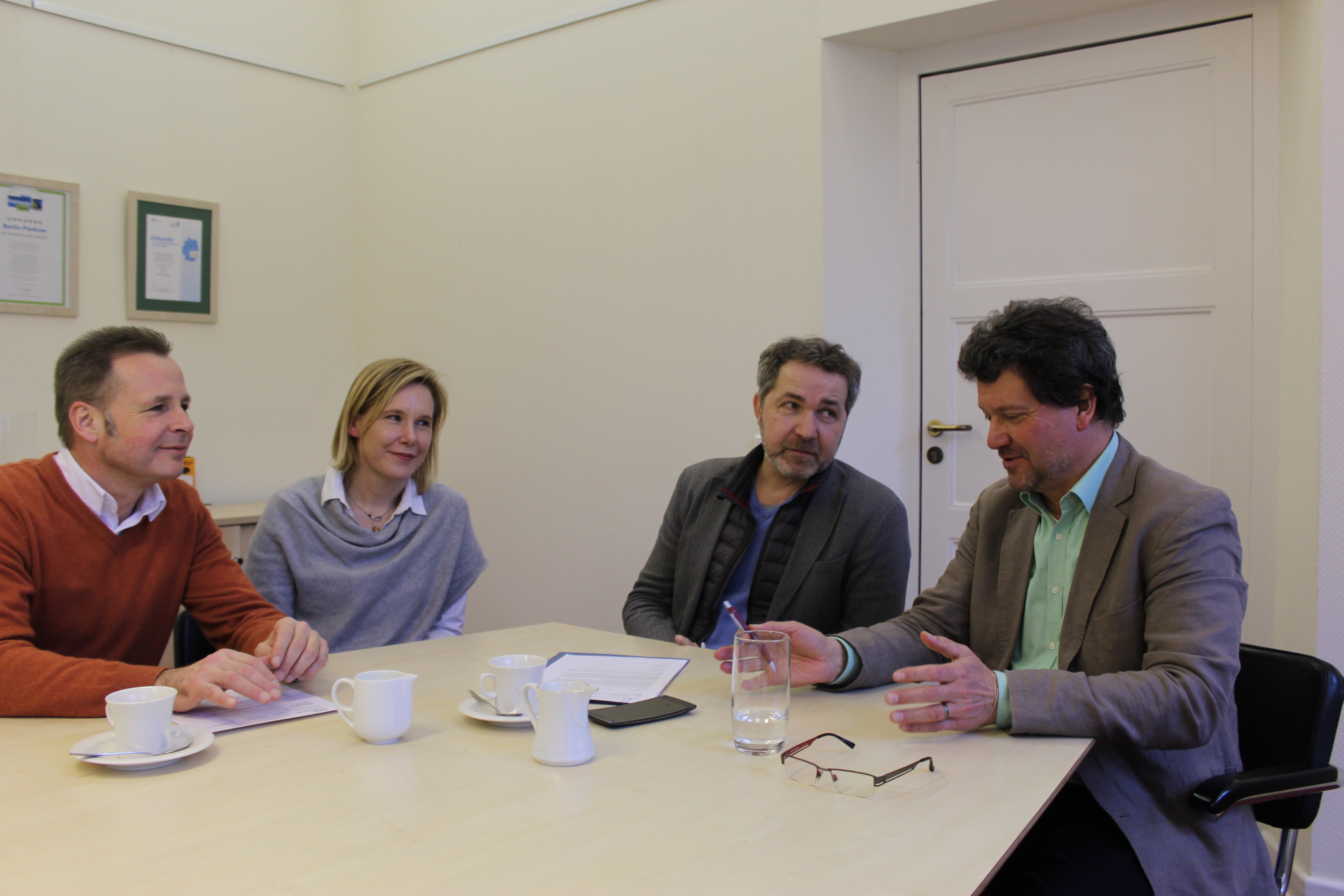 Im Gespräch über innovative Konzepte für das neue Bildungszentrum: (v.l.n.r.) Dr. Ulrich Scheller, Dr. Christina Quensel, Sören Benn und Holger Dernbach (Foto: Campus Berlin-Buch GmbH)