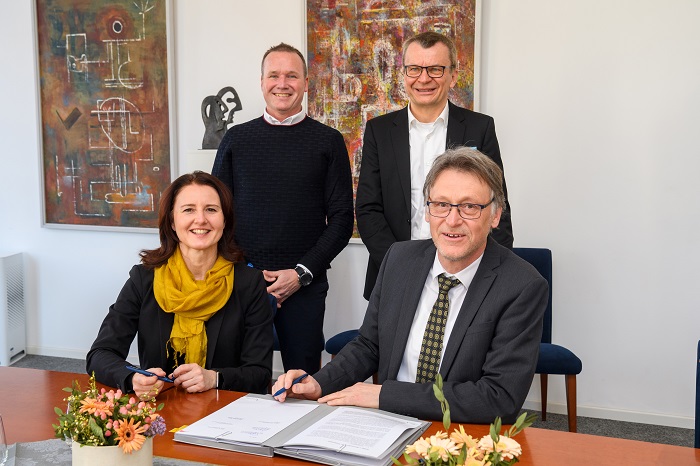 Bei der Vertragsunterzeichnung (von oben): Prof. Thoralf Niendorf (MDC), Prof. Dr. Georg Rose (STIMULATE und OGVU), Prof. Heike Graßmann, Administrative Vorständin (MDC) u. Prof. Dr.-Ing. Jens Strackeljan (Rektor der OGVU). © Peter Himsel/MDC