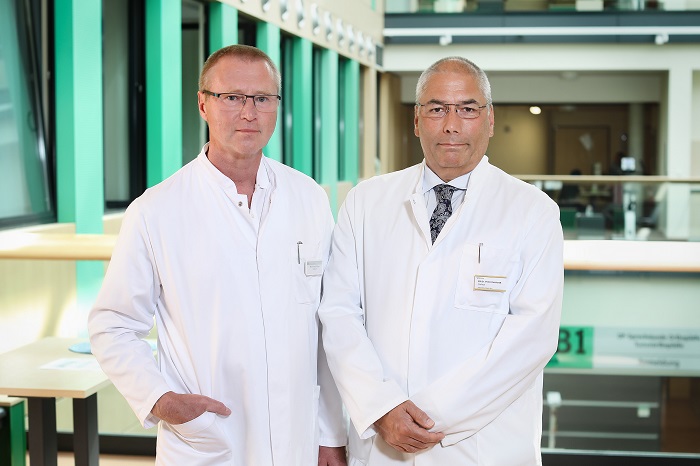 Priv.-Doz. Dr. med. Per-Ulf Tunn (li) und Priv.-Doz. Dr. med. Peter Reichardt freuen sich sehr über die erfolgreiche Bewerbung bei EURACAN. (Archivfoto: Thomas Oberländer/Helios Kliniken)