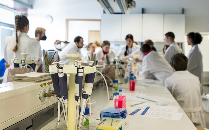 Ukrainische Kinder und Jugendliche experimentierten auf dem Bucher Campus zum Thema DNA (Foto: Felix Petermann, MDC)