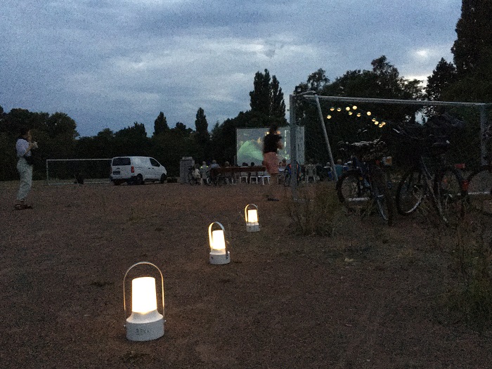 Freiluftkino auf dem Pankeplatz an einem wunderbaren Sommerabend 2021 (Foto: Campus Berlin-Buch GmbH)