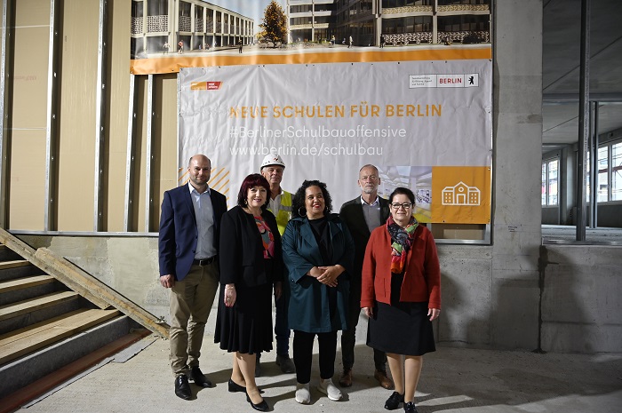 Zum Richtfest sprachen Bildungssenatorin Astrid Busse (li), Schulstadträtin Dominique Krössin (Mitte) und Staatssekretärin Ülker Radziwill (re) (Foto: Jonas Teune/BA Pankow)