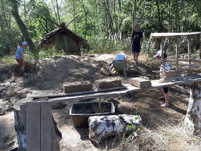 Herstellung von Lehmziegeln (Foto: Gläsernes Labor 2020)