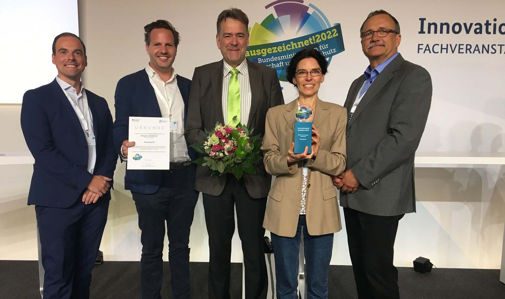 Bei der Preisverleihung: (v. l.) Florian Felgentreu, Campus Berlin-Buch GmbH, Christopher Gumppenberg, KUGU GmbH, Jörg Lorenz, green with IT, Nicole Jaegers und Jürgen Busch, GWG Lübben eG