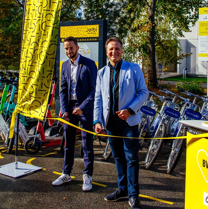 Eröffnung des Jelbi-Netzes: Michael Bartnik, Projektleiter Jelbi-Stationen, Mobilitätsplattform und -stationen der BVG, und Dr. Ulrich Scheller, Geschäftsführer der Campus Berlin-Buch GmbH durchtrennten feierlich das Band (Foto: Elke Stamm)