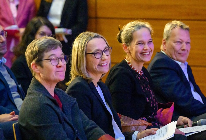 (v.l.) Wissenschaftssenatorin Ulrike Gote, Wissenschaftliche Vorständin des Max Delbrück Center, Maike Sander, Vorsitzende des MDC-Aufsichtsrats Veronika von Messling und Thomas Sommer, ehem. Vorstand (Foto: David Ausserhofer, MDC)