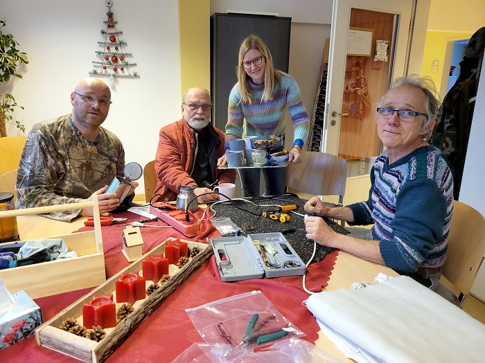 Im Repair-Café (Foto: Kristiane Spitz, Bucher Bote)