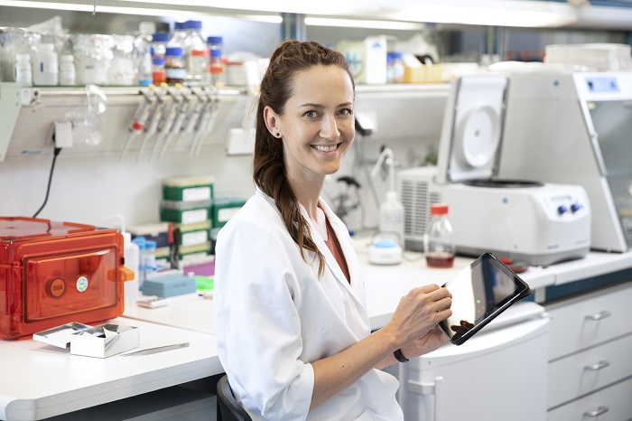 Kathrin de la Rosa im Labor. Foto: Pablo Castagnola, Max Delbrück Center