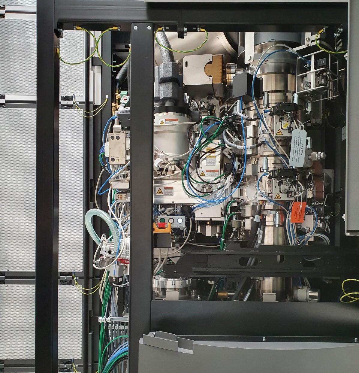 Der Betrieb von Laboren und Hightech-Infrastrukturen für Forschung und Entwicklung benötigt viel Energie: Blick ins Kryo-EM (Foto: Campus Berlin-Buch GmbH)