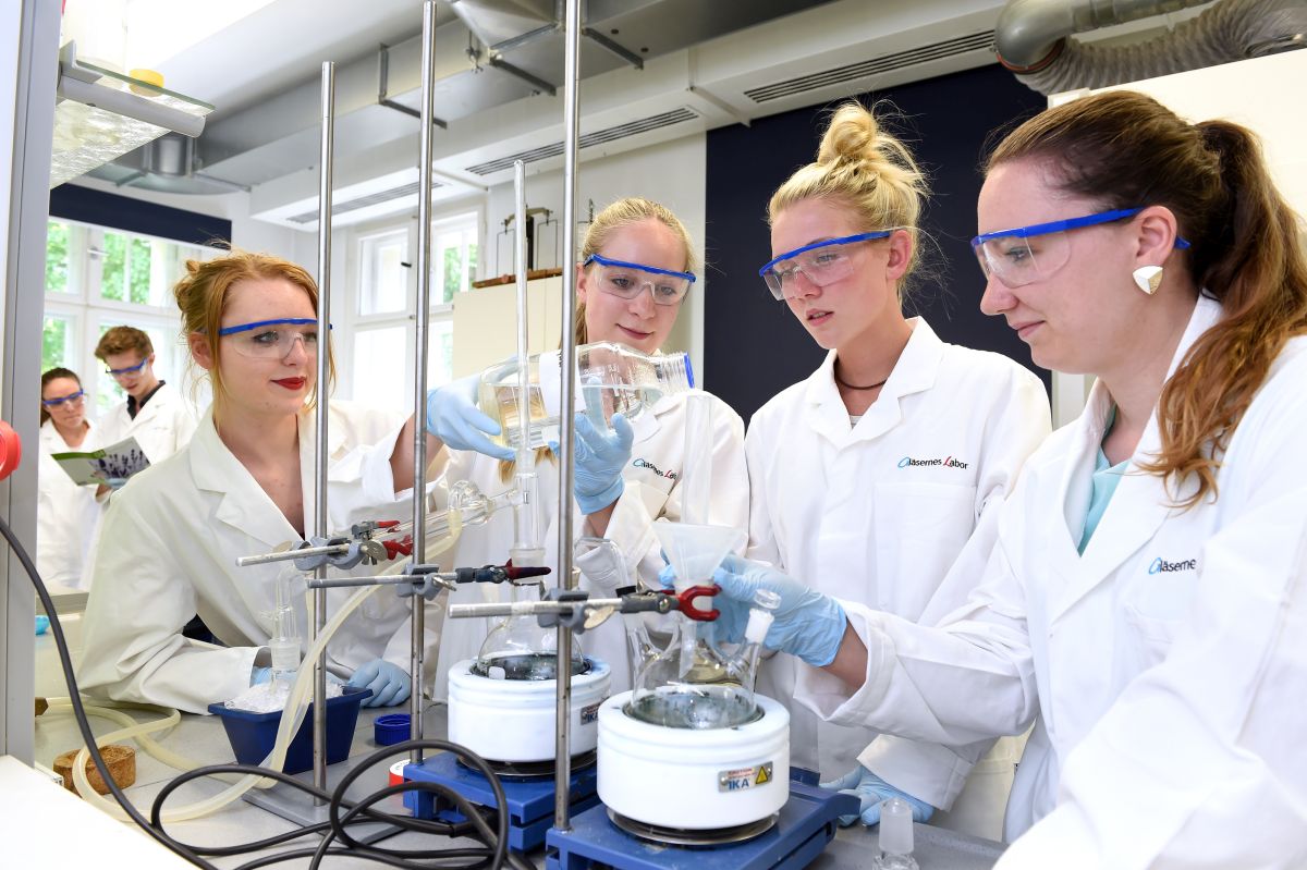 Auszubildende im Labor (Foto: Peter Himsel)