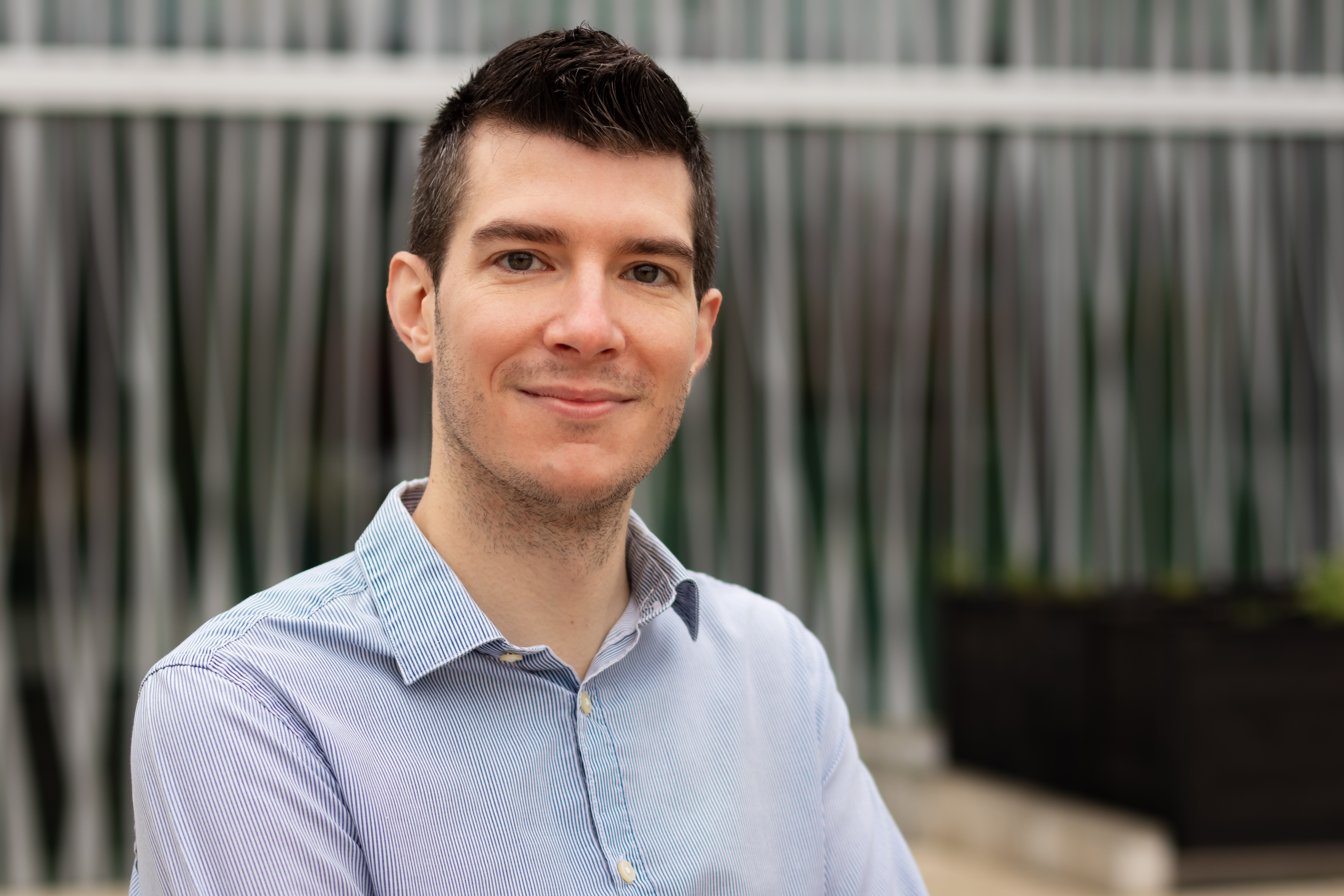 Simon Haas im Porträt (Foto: Felix Petermann, Max Delbrück Center)