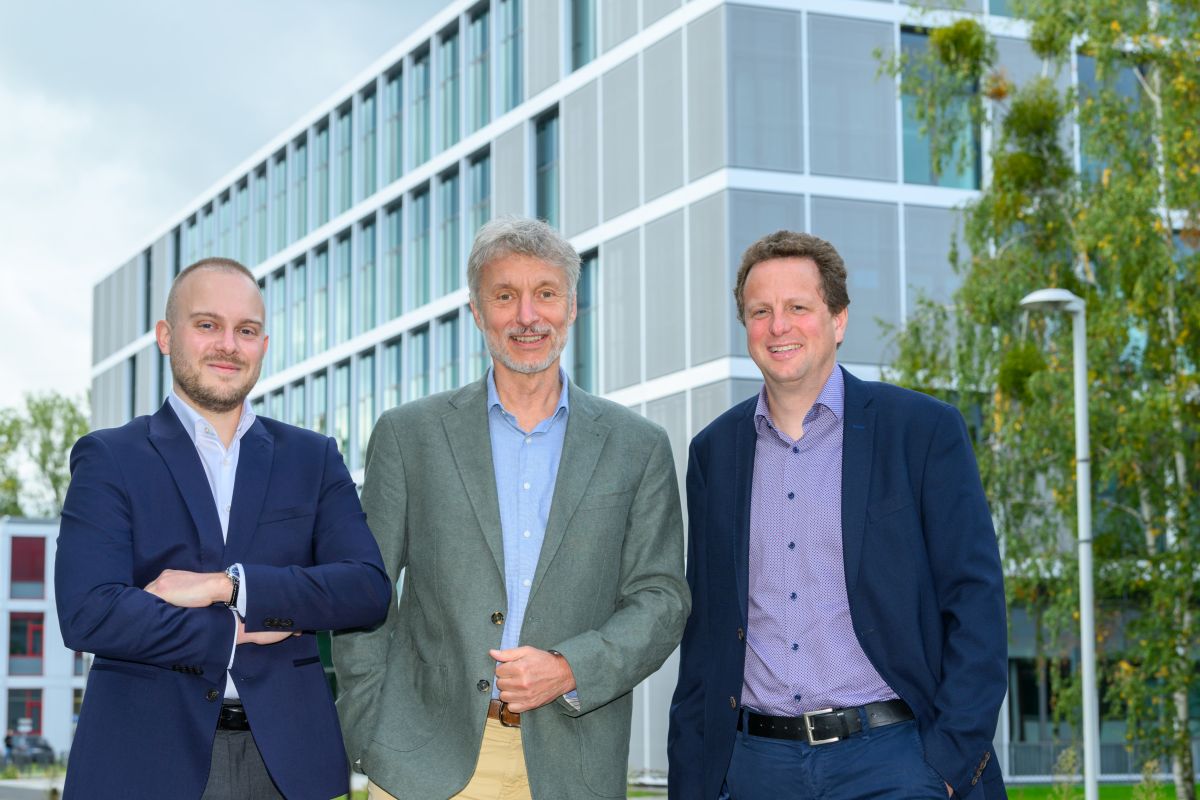 Radoslaw Wesolowski (links), Michael Bader (mitte) und Dr. Edgar Specker (rechts) entwickeln gemeinsam ein potenzielles Therapeutikum, das den Serotoninspiegel beeinflusst (Foto: Peter Himsel / Campus Berlin-Buch GmbH)