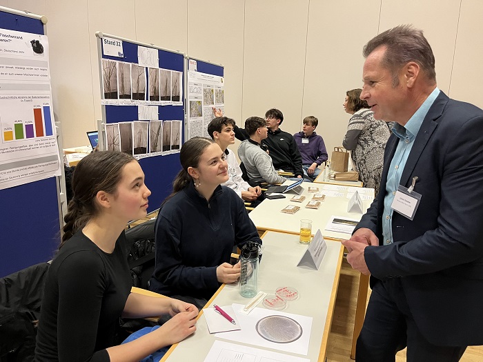Auf Platz 2 im Bereich Biologie, Jugend forscht: Maja Matthesius und Leni Kunz vom Hans-und-Hilde-Coppi-Gymnasiums untersuchten, mit welcher Reinigungsmethode sich die Bakterienlast an Kunststoff-Flaschen minimieren lässt (Foto: Campus Berlin-Buch GmbH)