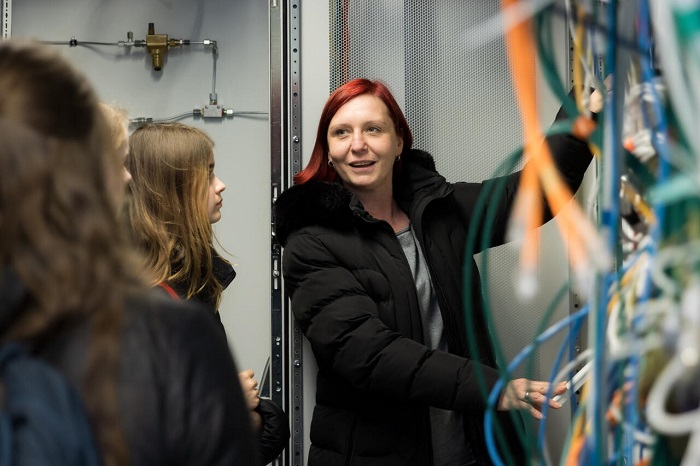 Gemeinsam mit Jeannette Haß aus der IT-Abteilung hatten die Mädchen die Gelegenheit, unsere Serverräume zu besichtigen. © Felix Petermann, Max Delbrück Center