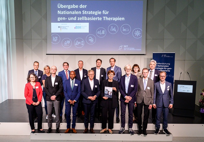 Übergabe Nationale Strategie für gen- und zellbasierte Therapien (Foto: Svea Pietschmann)