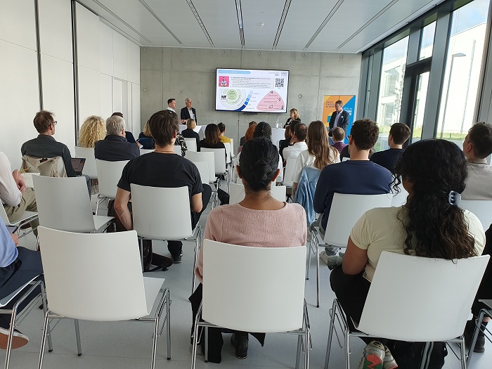 Talk in the Cube: exchange and networking between experts from science and business