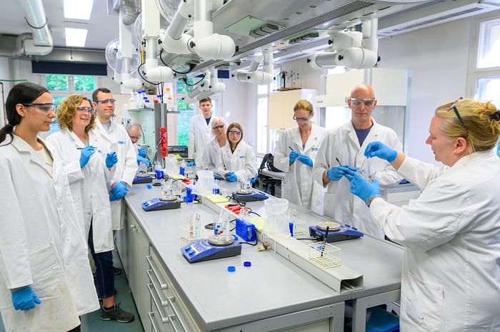 Kurse im ChemLab sind auch zur Langen Nacht der Wissenschaft begehrt. Rechts im Bild: Kursleiterin Dr. Bärbel Görhardt. (Foto: Peter Himsel/Campus Berlin-Buch GmbH)