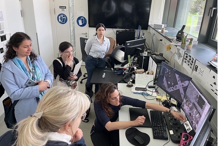 Die Teilnehmenden erhielten faszinierende Einblicke in die High-End-Instrumentierung der Core Facility für Kryo-Elektronenmikroskopie, die In-situ Strukturbiologie ermöglicht.  (Foto: Campus Berlin-Buch GmbH)