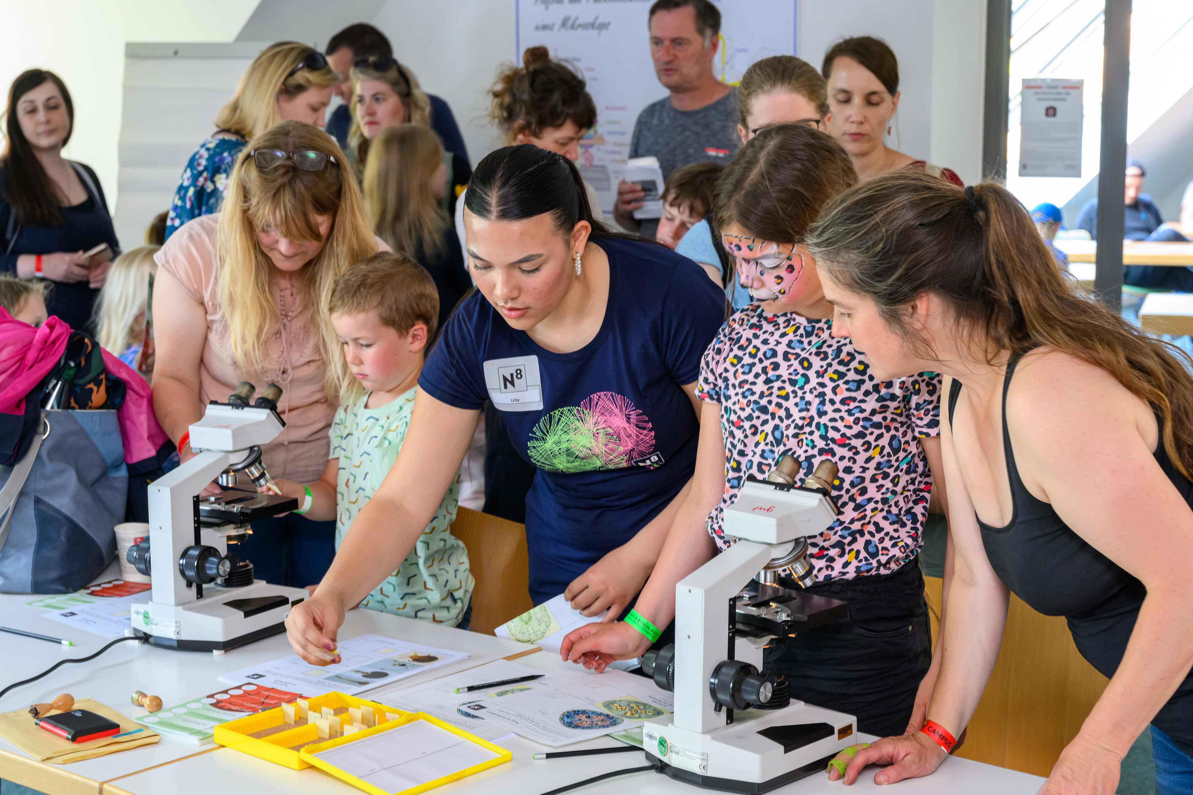 An verschiedenen Stationen sammeln Kinder Stempel für das Forscherdiplom. (Foto: Peter Himsel / Campus Berlin-Buch GmbH)