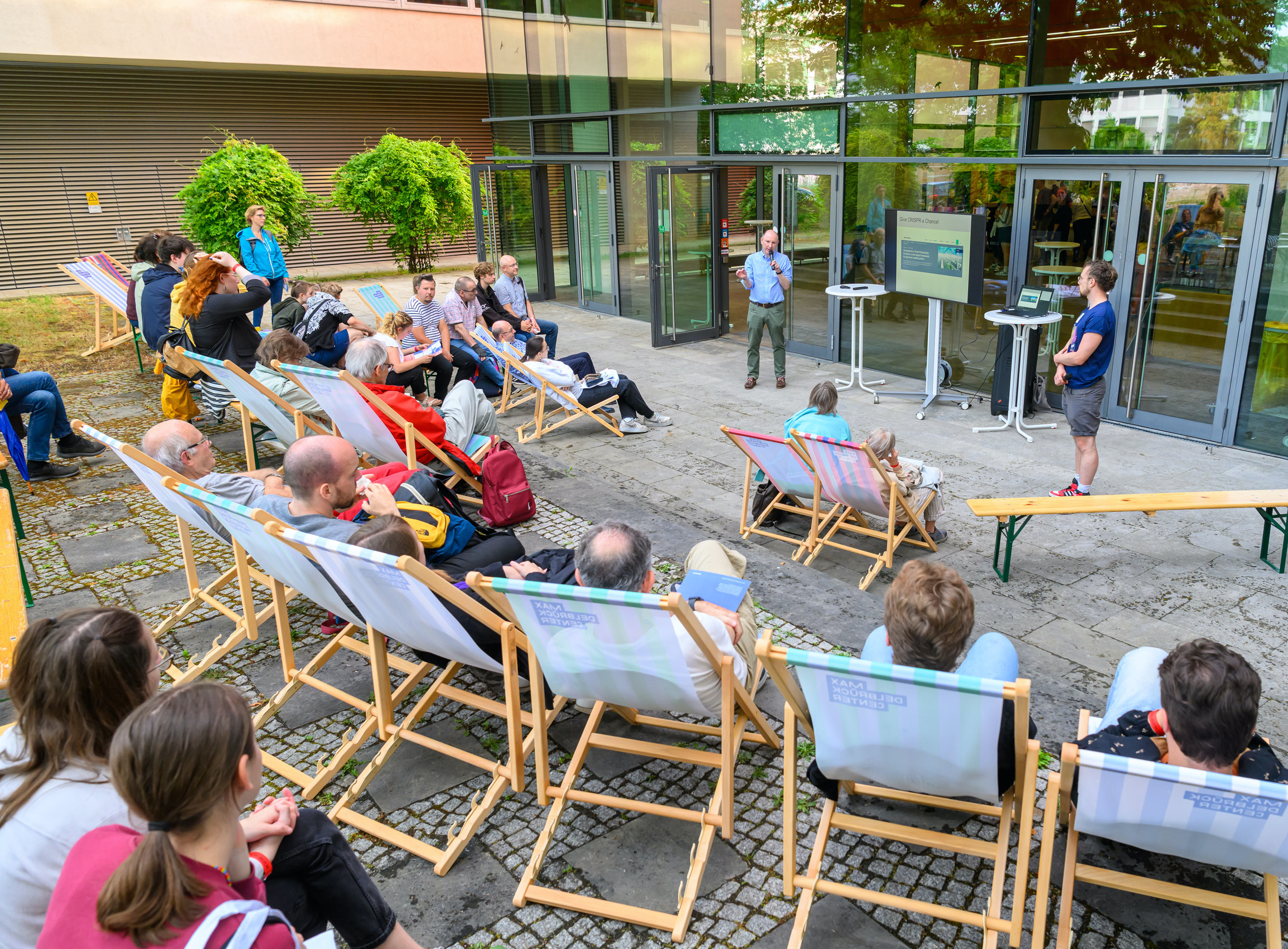 „Wie Stress das Verhalten ändert“ erfahren Gäste ganz entspannt im Liegestuhl auf der Terrasse des MDC.C beim Café Scientifique. (Foto: Matthias Lindner, Max Delbrück Center)